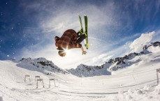 开云：梅西慈善赛后退场时分，为守候球迷签名彰显巨星温情