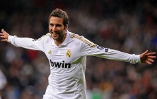 kaiyun.com：传奇归来，劳尔重披皇马战袍，绿茵场上再战巴萨经典对决